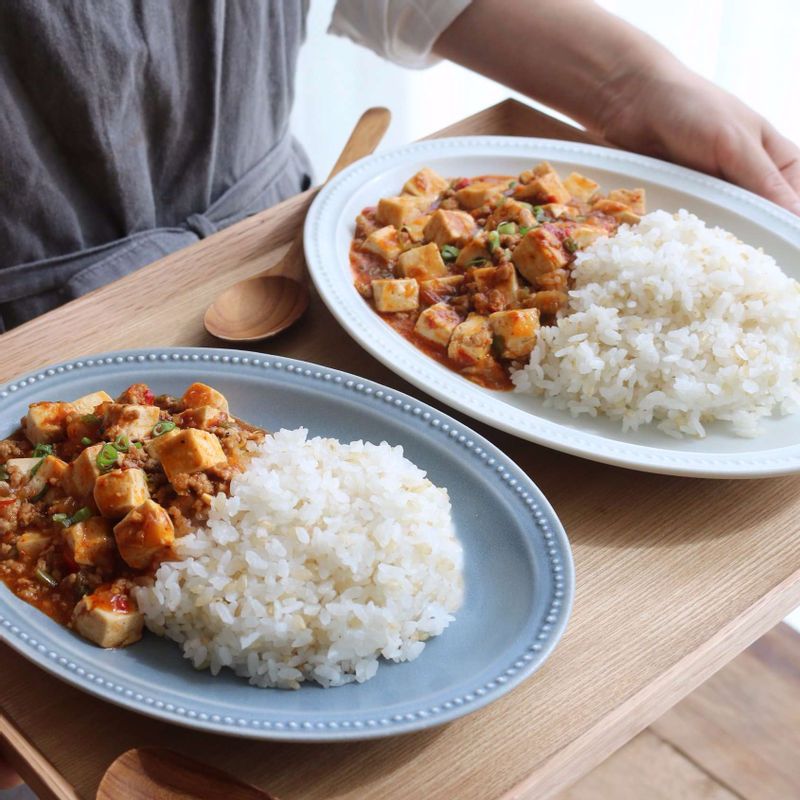 접시에 밥을 담고 마파두부를 올린 후, 송송 썬 실파를 뿌려주세요.