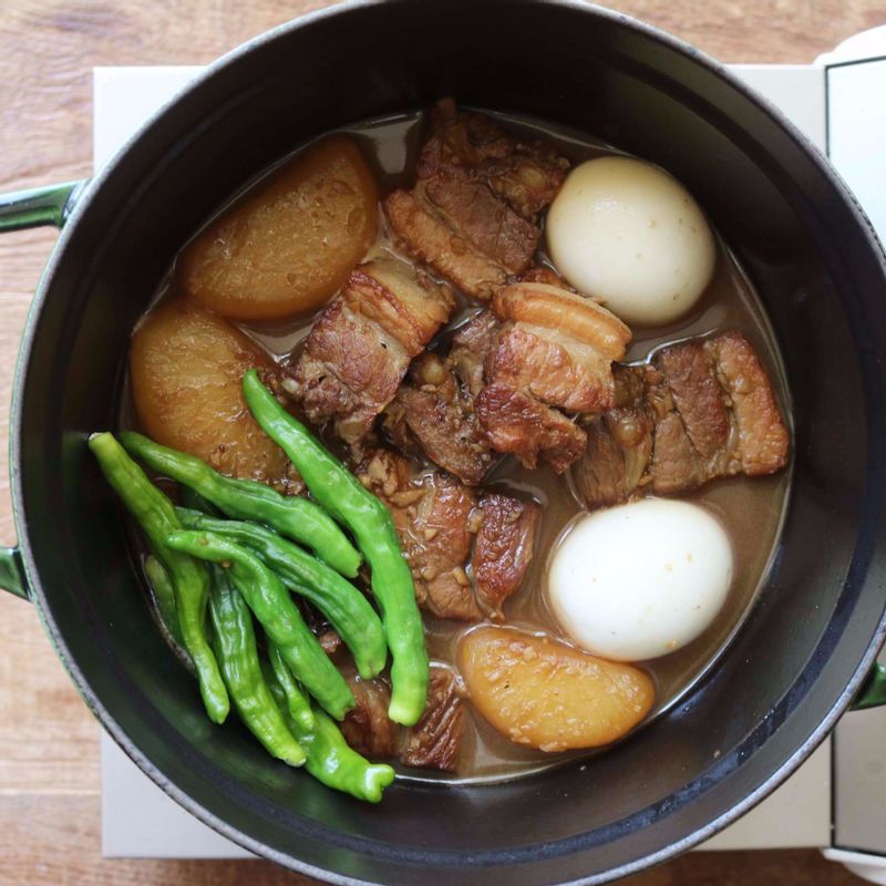 무가 익으면 삶은 달걀과 꽈리고추를 넣어 10분 정도 약불에서 졸여주세요.