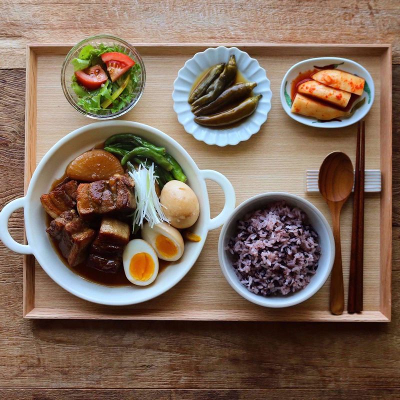 오목한 그릇에 삼겹살조림, 무, 삶은달걀과 꽈리고추를 담고 대파채를 올린 후 약간의 연겨자를 곁들여 주세요.