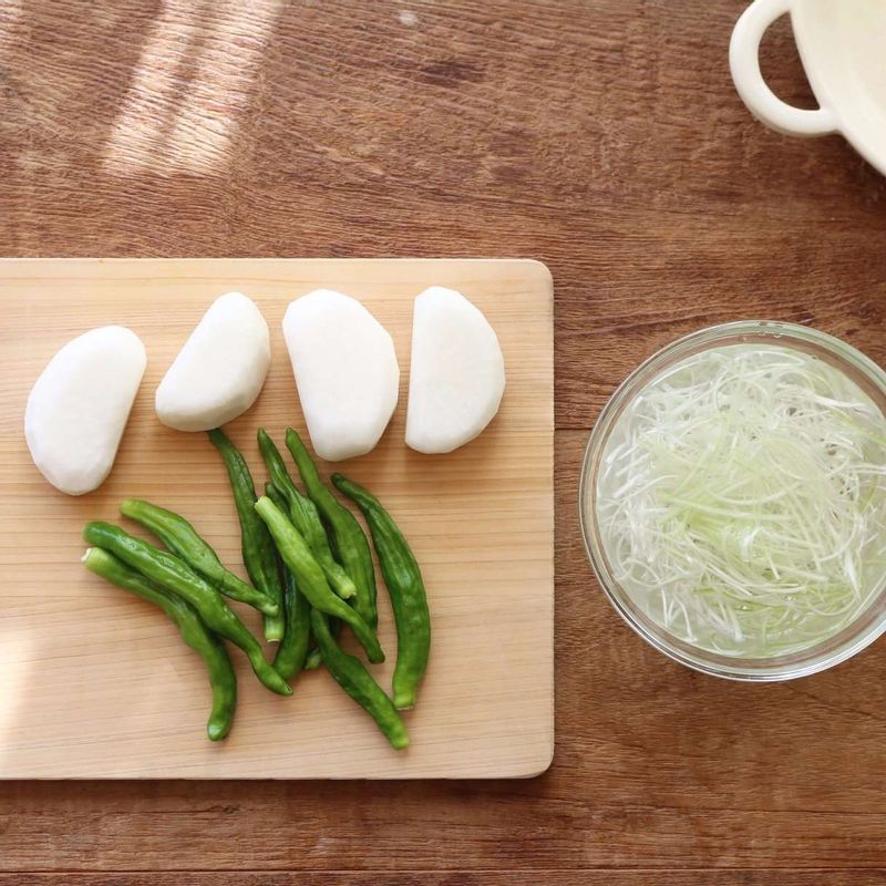 무는 큼직하게 썰고, 꽈리고추는 포크로 두 번 정도 찍어 준비해주세요. 대파는 곱게 채썰어 찬물에 담갔다가 물기를 제거해주세요