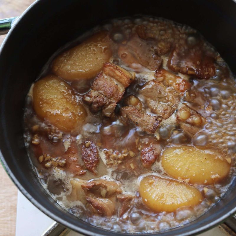 냄비에 삼겹살과 조림소스를 넣고 20분 정도 끓이다가, 무를 넣어 30분 정도 중불에서 끓여주세요.