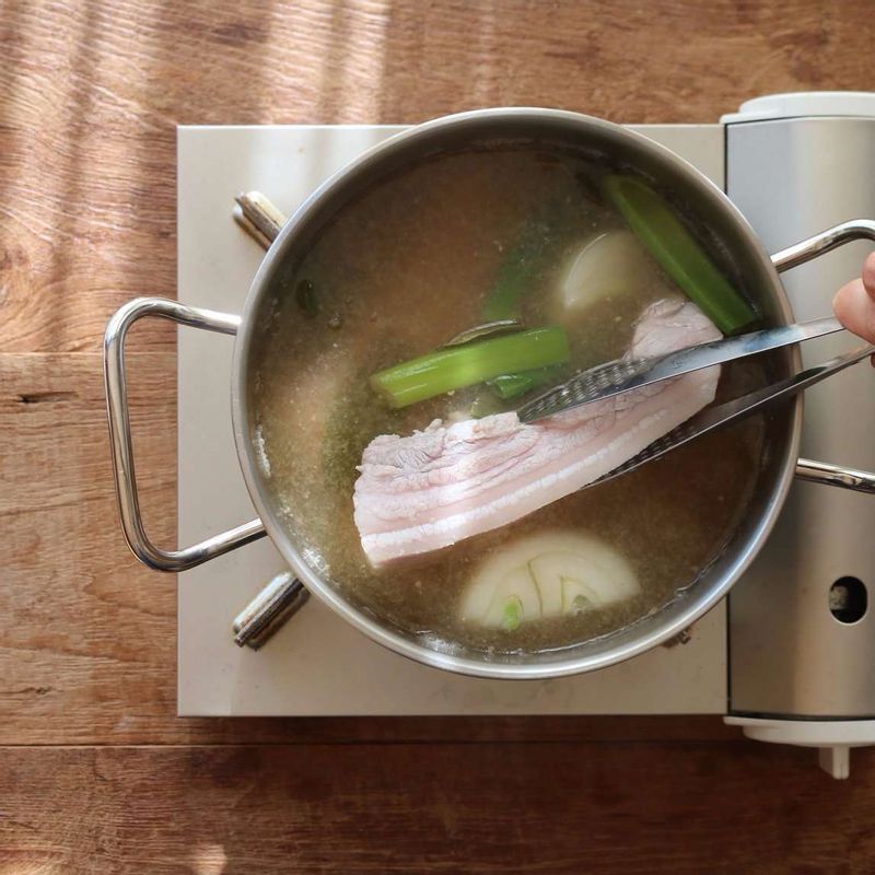 냄비에 물 10컵과 고기삶는물 재료를 넣고, 물이 끓어 오르면 삼겹살을 넣어 1시간 정도 삶아 먹기 좋게 잘라주세요.