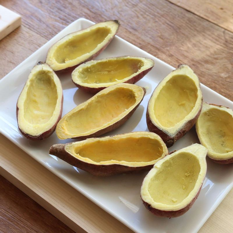 숟가락으로 고구마의 테두리 부분만 남기고 속을 파내주세요.