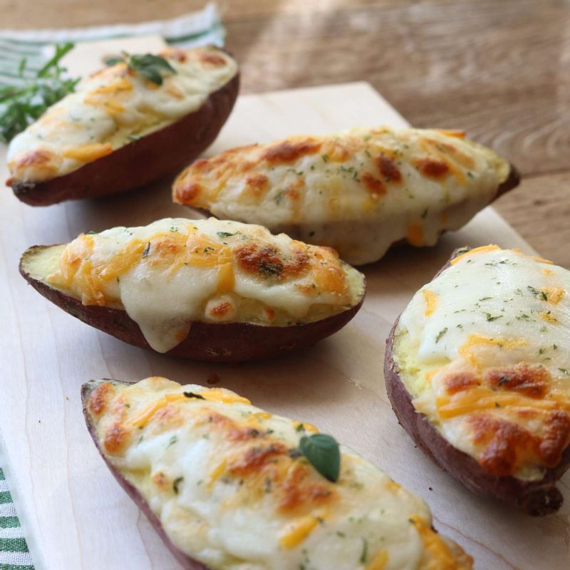 치즈가 녹아 따뜻할 때 즐겨주시면 더욱 맛있어요.