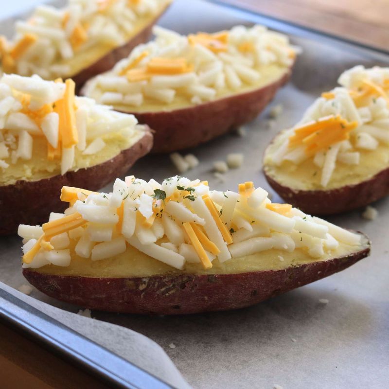 속을 파낸 고구마에 3을 넣은 후, 피자치즈와 채썬 체더치즈, 파슬리가루를 올리고 200도로 예열한 오븐에서 10분 정도 구워주세요.