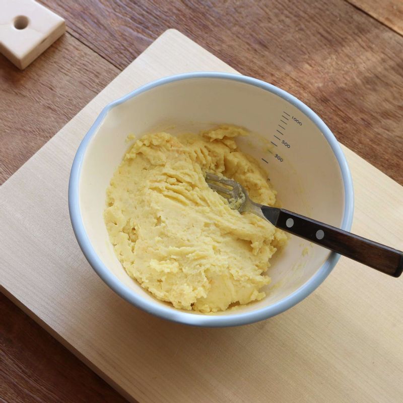 파낸 고구마 속을 따뜻할 때 으깬 후, 고구마샐러드 재료를 넣어 섞어주세요.