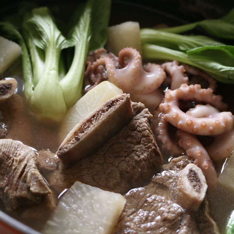 무가 익으면 손질한 낙지와 양념 재료, 홍고추를 넣고 끓이다가 낙지가 익으면 청경채를 넣고 불을 꺼주세요.