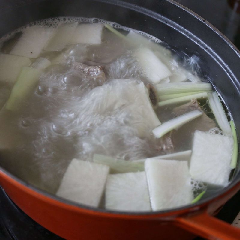 국물 재료를 건져낸 후 STEP3의 무와 대파를 넣고 5분간 끓여주세요.