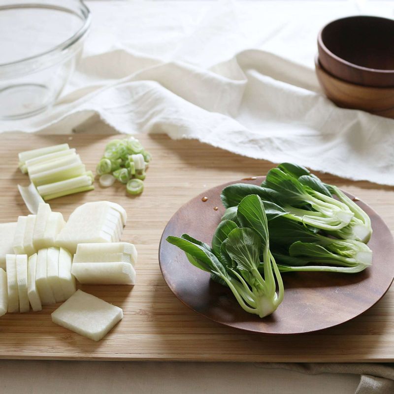 무는 나박하게 3×4cm 크기로 썰고 대파는 4cm 길이로 썰어주세요. 청경채는 포기째 세로로 2~3등분 하고 홍고추는 송송 썰어주세요.