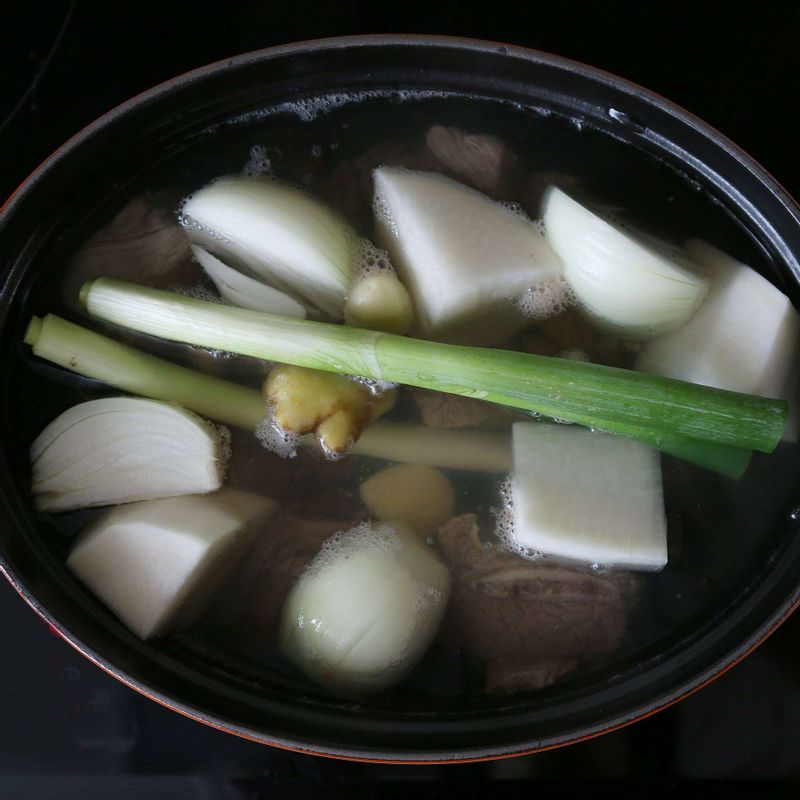 냄비에 갈비와 국물 재료를 넣고 물을 넉넉히 부어 1시간 이상 푹 끓여주세요.