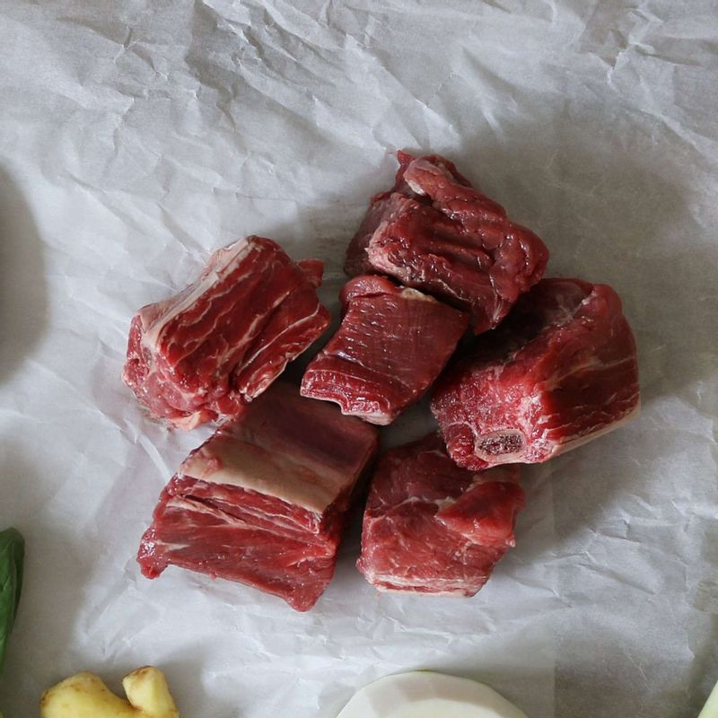 갈비는 기름을 떼고 1시간 이상 찬물에 담가 핏물을 빼주세요. 끓는 물에 살짝 데친 후 물에 헹궈주세요.