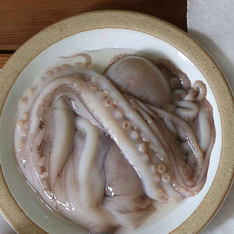 낙지는 머리를 뒤집어 내장을 떼어내고 밀가루로 주물러깨끗이 씻어주세요.