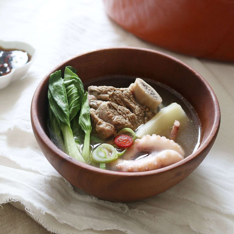 그릇에 담고 송송 썬 대파를 뿌린 후, 소스 재료를 잘 섞어 갈낙탕에 곁들여주세요.