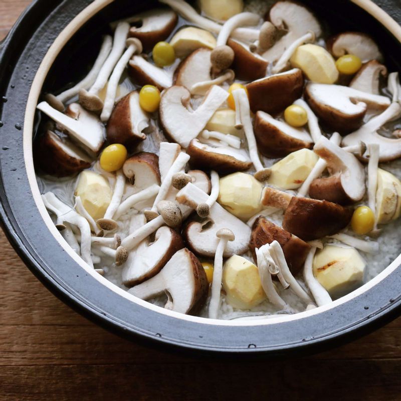 불린 쌀과 찹쌀, 밤, 은행, 버섯을 올리고 물을 넣은 후 센불에서 끓여주세요. 끓어오르면 약불로 줄여 15분 정도 더 끓인 후, 불을 끄고 뚜껑을 닫은 채로 10분 정도 뜸을 들여주세요.