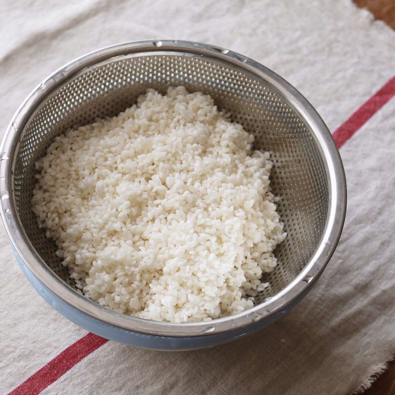 쌀과 찹쌀을 씻어 30분 정도 불린 후, 체에 밭쳐 물기를 빼주세요.