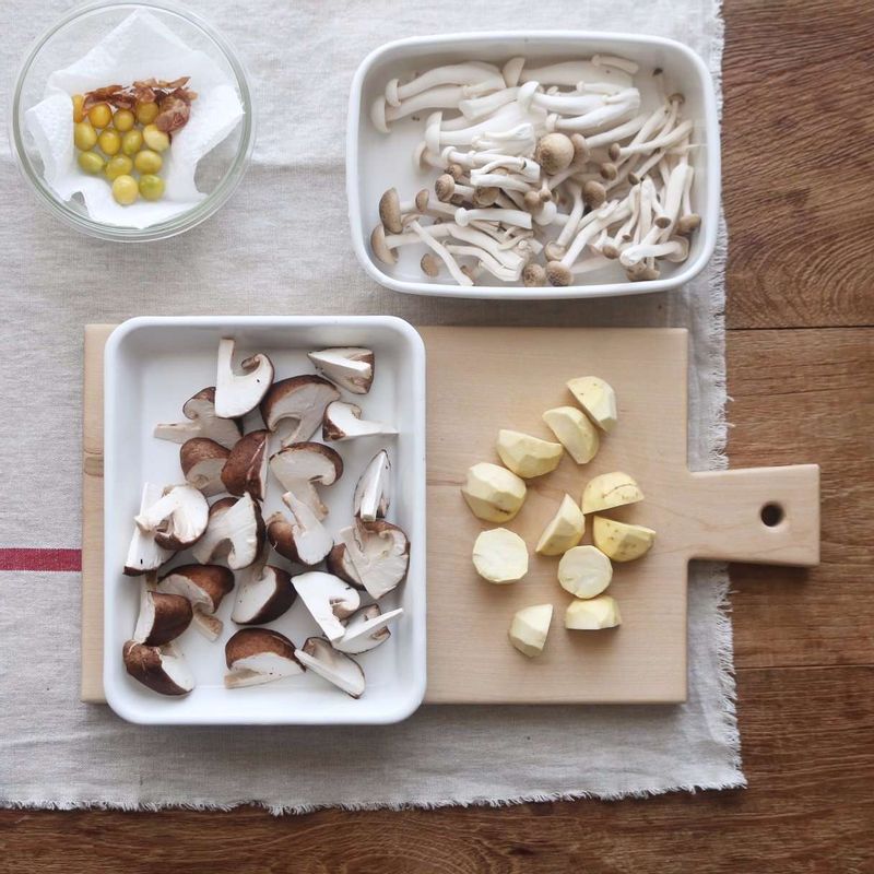 표고버섯은 한입크기로 자르고, 만가닥버섯은 밑동을 잘라주세요. 밤은 껍질을 벗겨 3등분 하고, 은행은 살짝 볶아 속 껍질을 제거해주세요.