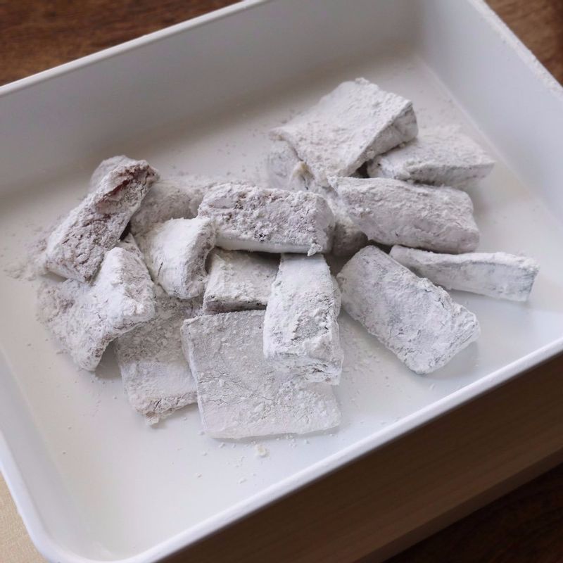 고등어에 전분가루를 고루 묻히고, 170도의 기름에 바삭하게 튀겨주세요.