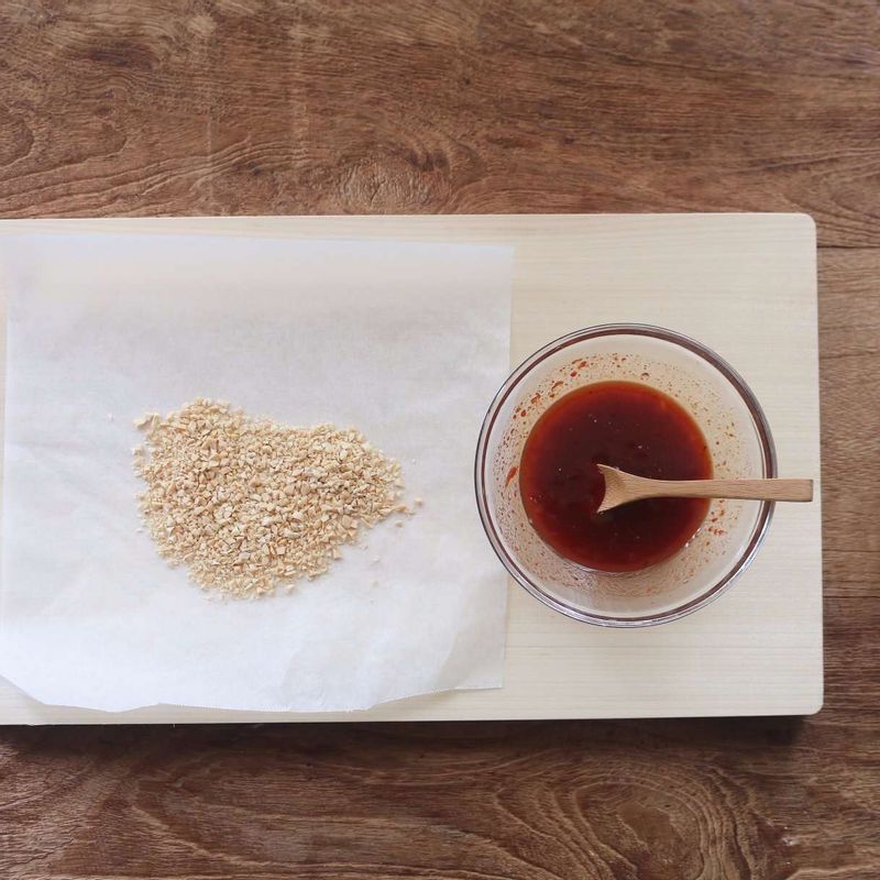 볼에 강정소스 재료를 넣어 섞고, 땅콩은 굵게 다져주세요.