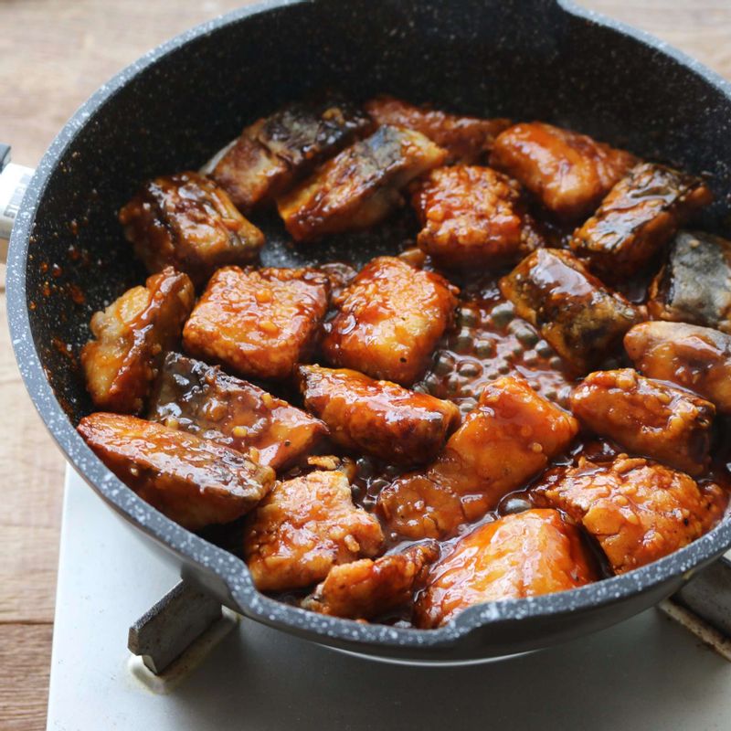 팬에 강정소스를 넣고 바글바글 끓으면 중약불로 줄인 후, 튀긴고등어를 넣어 소스가 고루 배도록 섞어주세요.