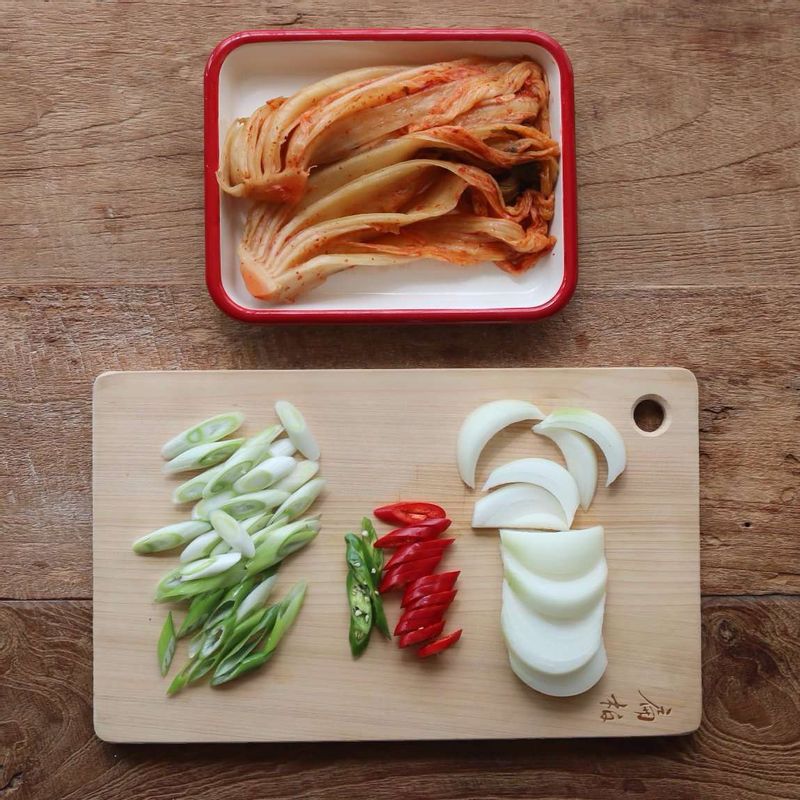 김치는 양념을 털어낸 후 세로로 3등분하고, 양파는 굵게 채썰어주세요. 대파, 홍고추, 청양고추는 어슷하게 썰어주세요.