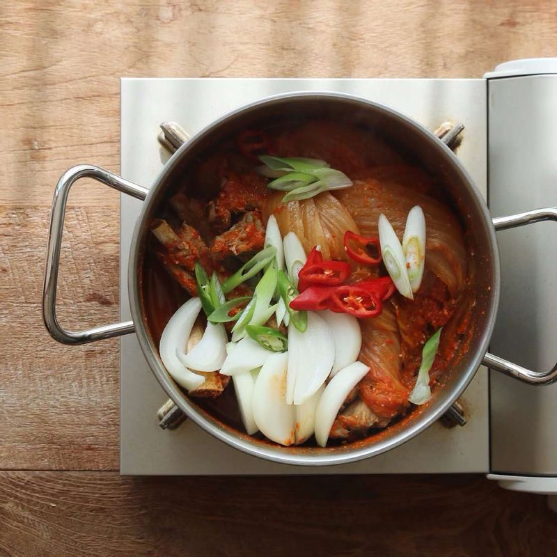 김치가 부드럽게 익으면 대파, 양파, 홍고추, 청양고추를 넣고 5분정도 중간불에서 더 끓여주세요.