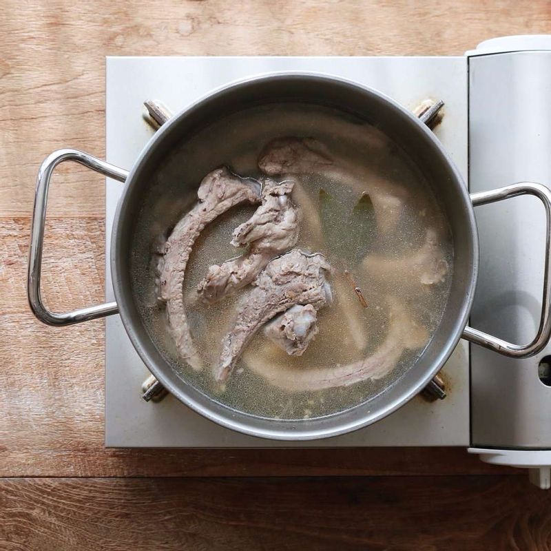 등갈비는 찬물에 30분정도 담가 핏물을 뺀 후, 냄비에 삶는물 재료와 함께 넣고 30분정도 삶아주세요.