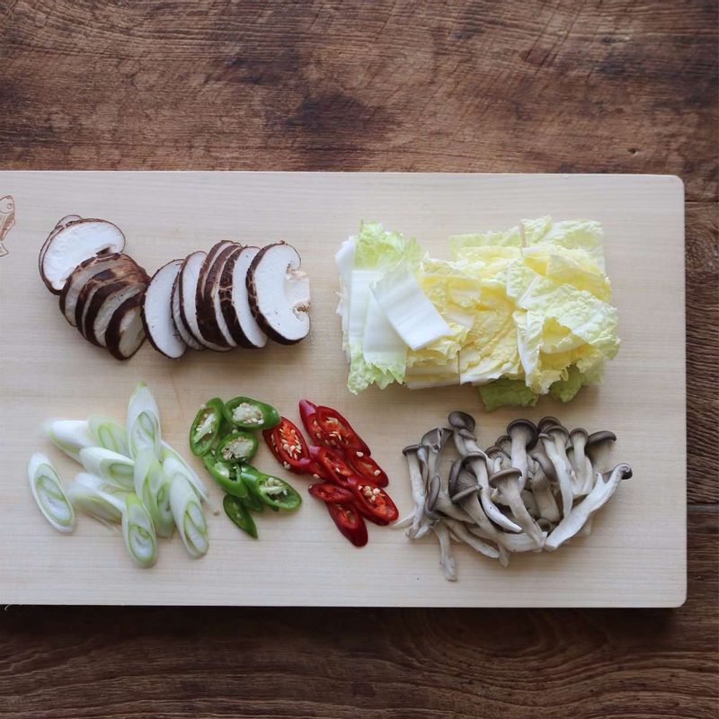 배추와 표고버섯은 먹기 좋게 자르고 대파와 홍고추, 청양고추는 어슷하게 썰어주세요.