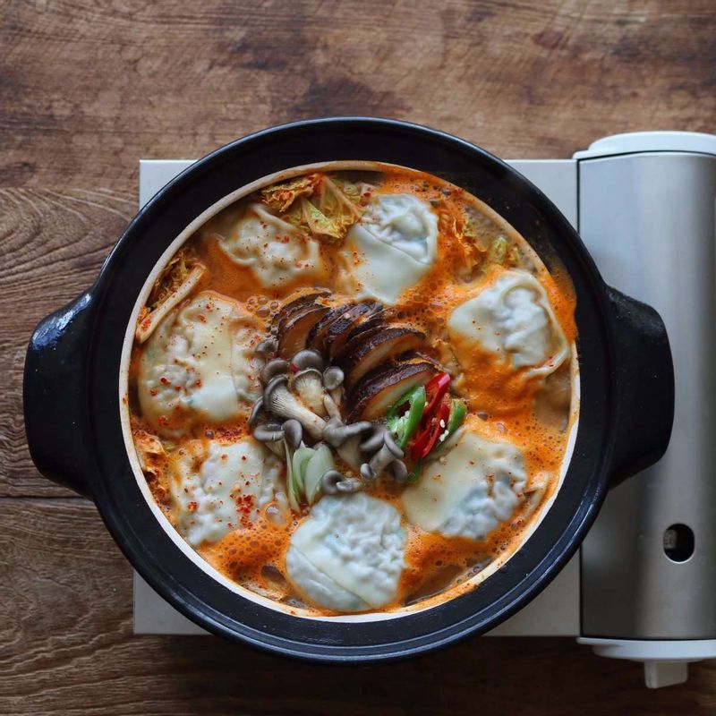 전골냄비에 준비된 따뜻한 육수를 부어 만두가 익을 때 까지 끓여주세요.