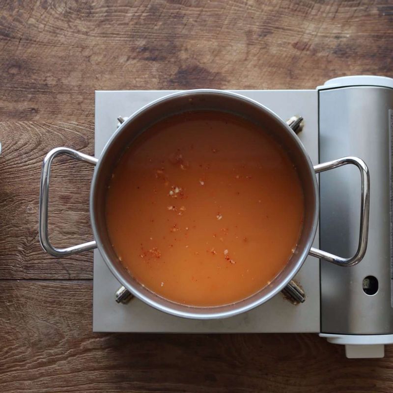 냄비에 사골육수와 국물양념 재료를 넣고 끓여 육수를 준비해주세요.