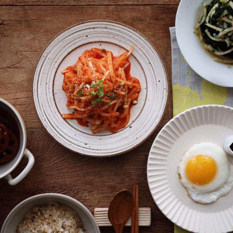 접시에 무생채를 담고, 송송 썬 실파와 통깨를 뿌려주세요.