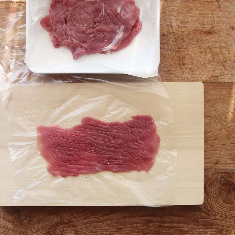 돼지고기는 납작하게 두드린 후 맛술과 약간의 소금, 후추를 뿌려 10분 정도 밑간 해주세요.