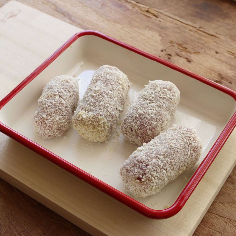 랩을 벗긴 돈가스에 밀가루-달걀물-빵가루-(달걀물-빵가루)를 순서대로 묻힌 후 모양을 잡아주세요.