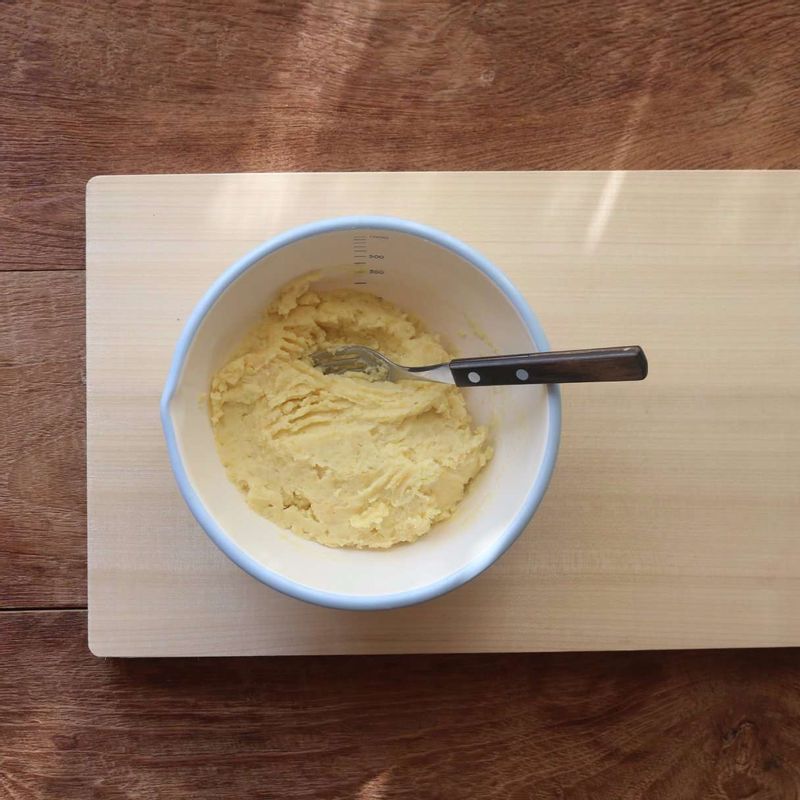 삶은 고구마는 껍질을 벗겨 으깬 후 메쉬재료와 고루 섞어주세요. 모차렐라치즈는 5센치 길이로 도톰하게 잘라주세요.