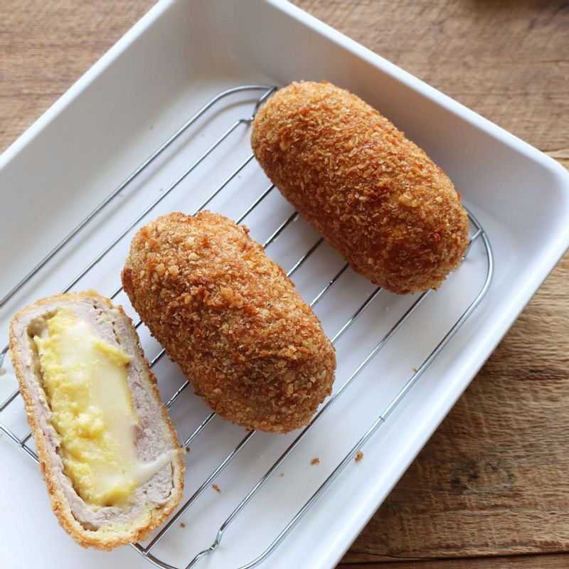 160도의 기름에 돈가스를 넣고 노릇하게 튀겨 주세요.