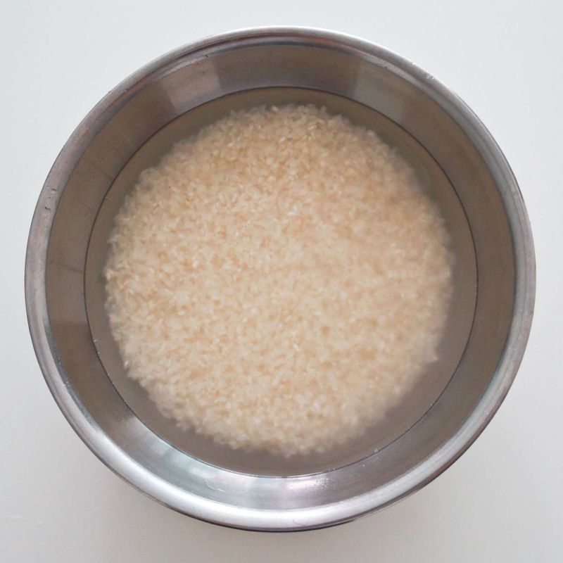 쌀은 1시간 정도 물에 불려주세요.