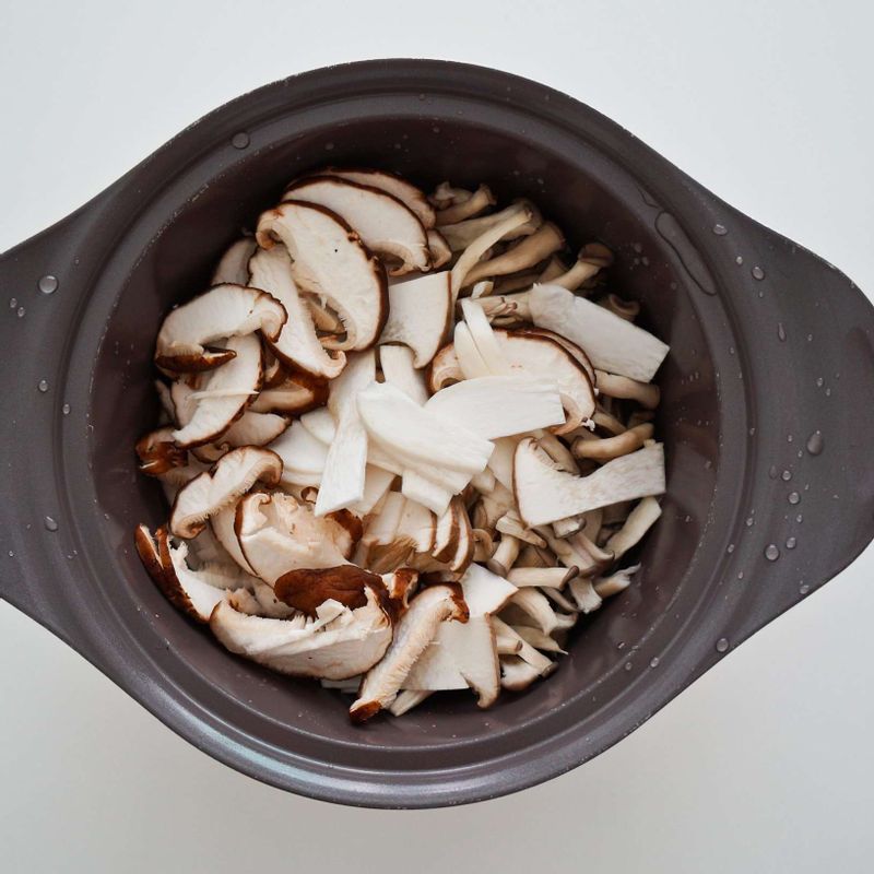 냄비에 SETP1의 불린 쌀과 다시마, 물 3½컵을 넣은 후 뚜껑을 닫고 중불에서 끓여주세요. 물이 끓어오르기 시작하면 5분 정도 더 끓인 후 STEP2의 버섯을 넣고 약불에서 15분 정도 끓여주세요.
불을 끄고 10분 정도 뜸일 들인 후 STEP3의 양념장과 곁들여내세요.