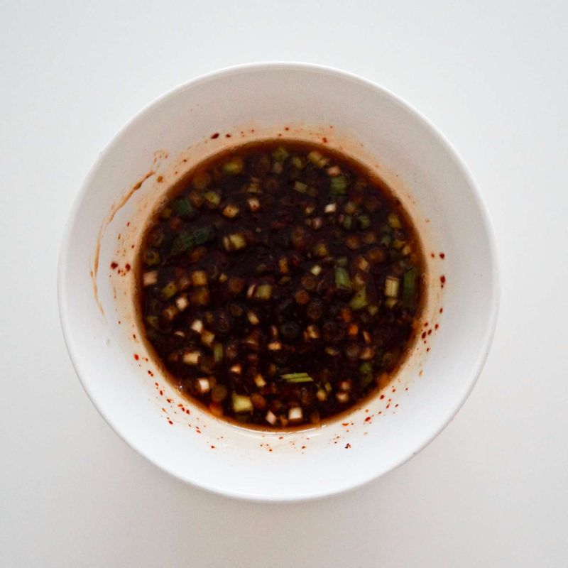 쪽파를 송송 썬 후 양념장 재료와 잘 섞어주세요.