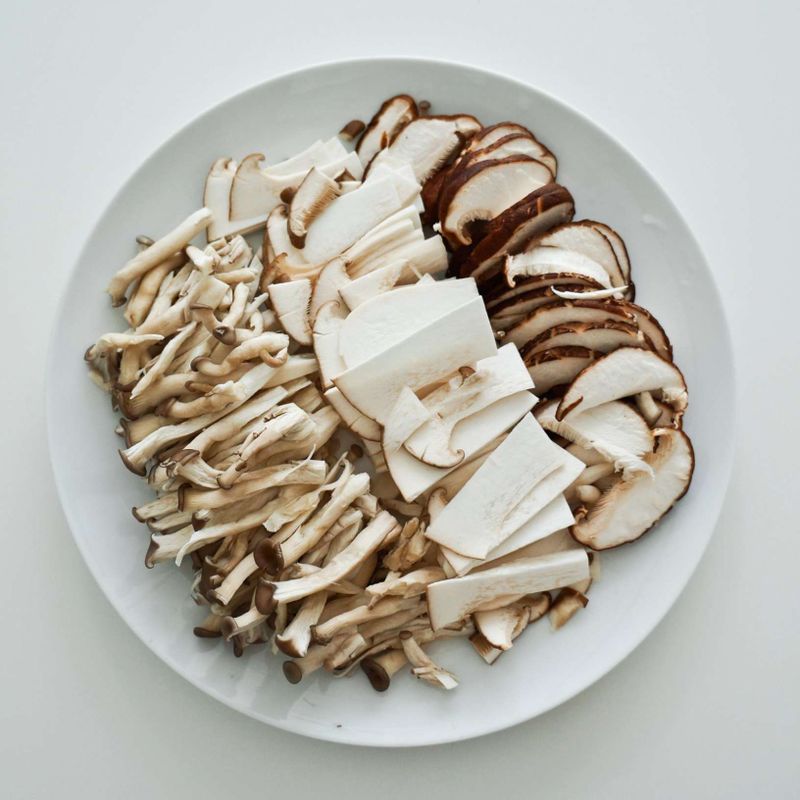 새송이버섯과 표고버섯은 납작하게 썰고 느타리버섯은 잘게 찢어주세요.