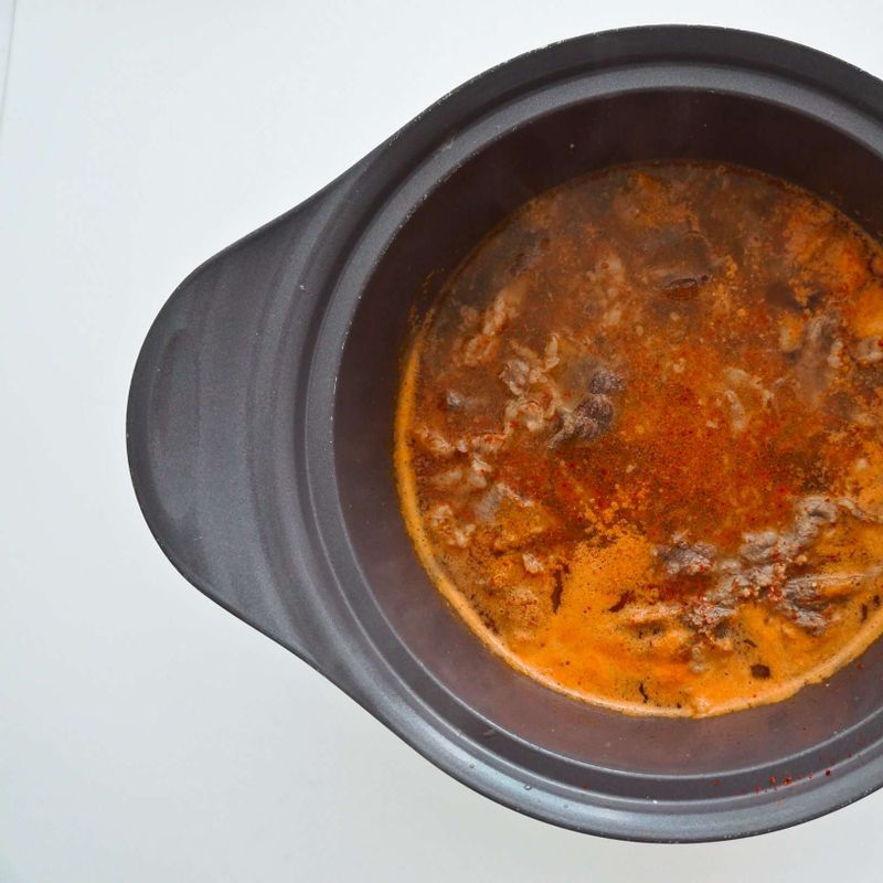 고기가 반쯤 익으면 멸치다시마 육수, 된장, 고춧가루를 넣고 끓여주세요.