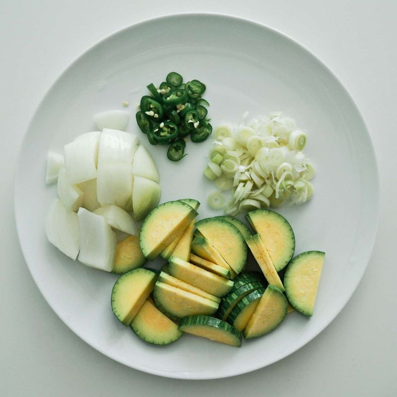 애호박은 반달 모양으로 썰고 양파는 한입 크기로 썰어주세요. 대파와 청양고추는 송송 썰어주세요.