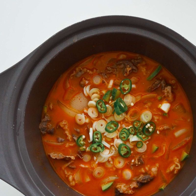 육수가 끓어오르기 시작하면 STEP1의 양파와 애호박을 넣고 팔팔 끓이다 양파가 반투명해지면 대파와 청양고추를 넣고 중불에서 한소금 더 끓여 완성하세요.