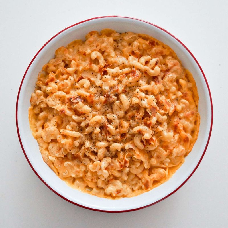 180도로 예열한 오븐에 넣고 15분 정도 노릇하게 구워주세요. 완성된 마카로니 위에 파슬리가루를 뿌려주세요.