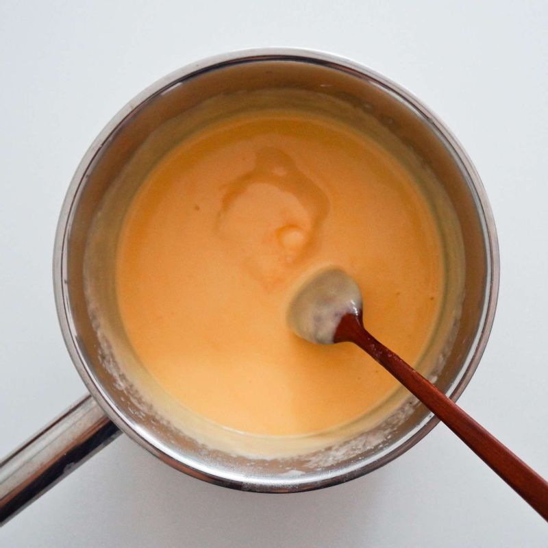 달군 냄비에 버터를 넣고 중불에서 녹인 후 밀가루를 풀어 루를 만들어주세요. 우유를 넣고 3분 정도 끓이다 체더치즈를 넣고 한소금 끓여 걸쭉하게 만드세요.