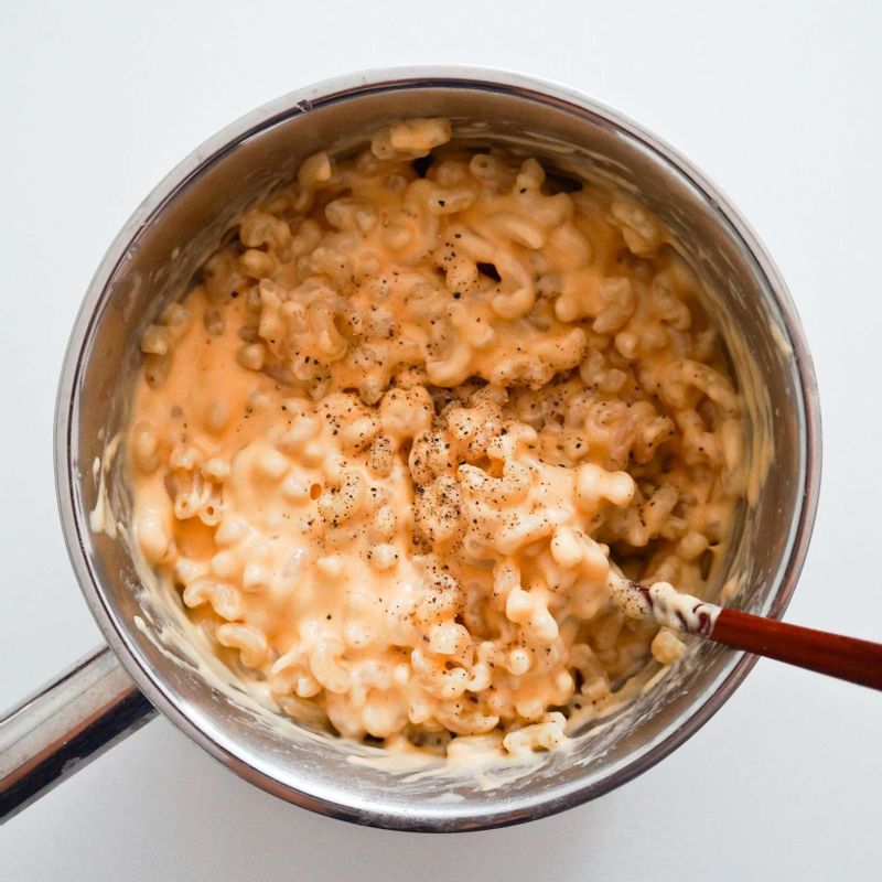 마카로니를 STEP2의 냄비에 넣고 소금과 후춧가루로 간을 한 후 오븐용 용기에 담아주세요.
