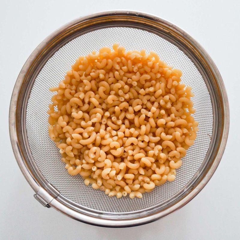 냄비에 물과 소금을 넣고 끓인 후 마카로니를 넣고 7분 정도 삶은 후 물기를 제거하세요.