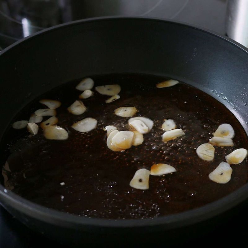 달군 팬에 식용유를 두르고 마늘을 볶아주세요.