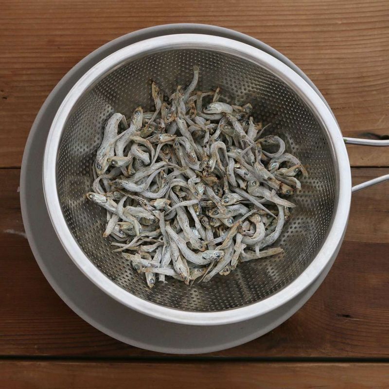 달군 팬에 멸치를 바삭하게 볶은 후 체에 넣고 흔들어 부스러기를 털어주세요.