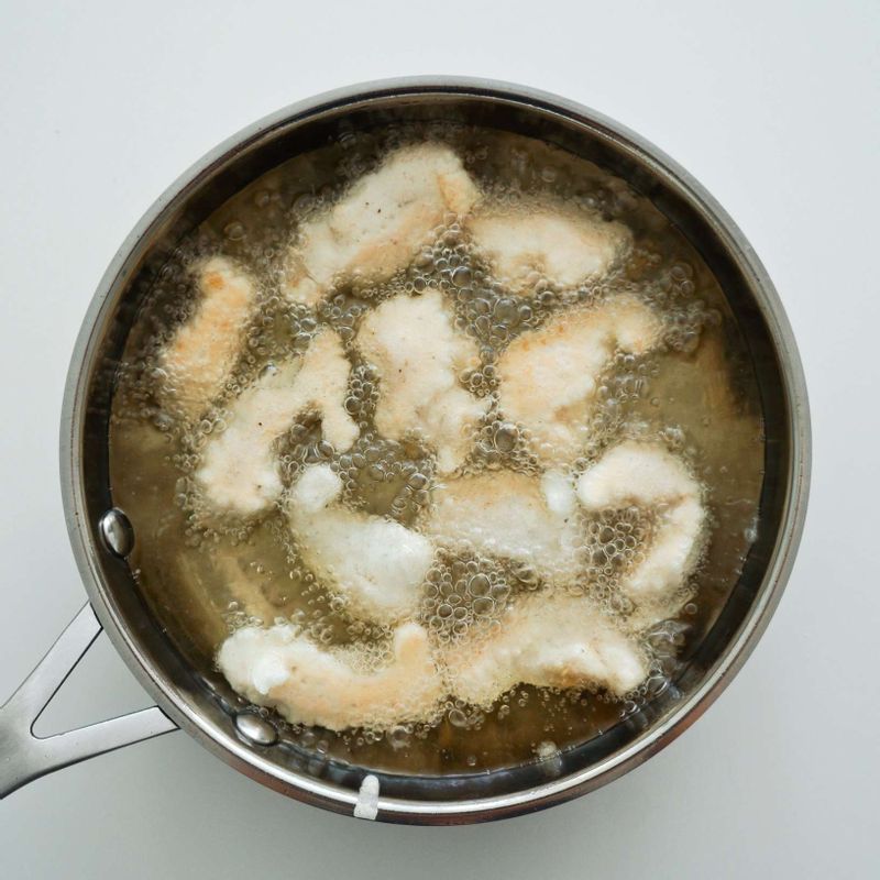 냄비에 식용유를 넉넉히 붓고 기름 온도가 180도가 되면 STEP1의 반죽한 닭고기를 두 번 튀겨 식감을 바삭하게 하세요.