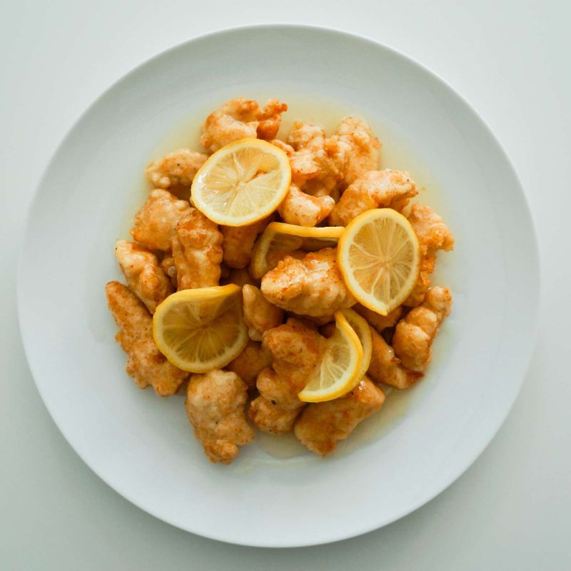 접시에 잘 익은 닭튀김을 담고 그 위에 레몬소스를 뿌려 완성해주세요.