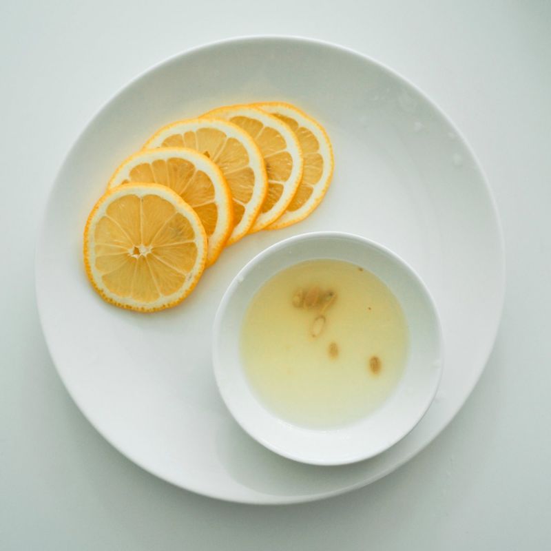 레몬은 굵은 소금으로 표면을 박박 문질러 깨끗이 씻은 후 얇게 슬라이스 해 5조각을 준비하고 남은 과육은 즙을 짜 4큰술을 준비해주세요.